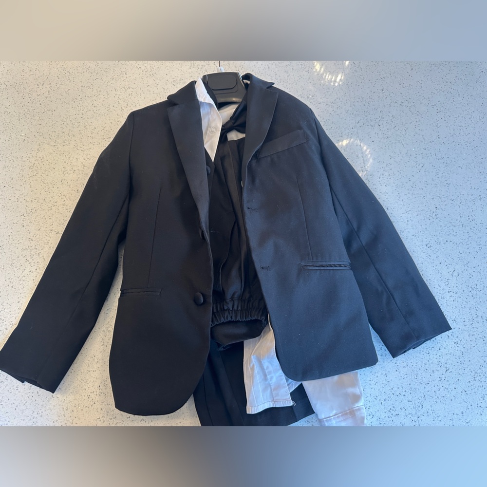 Boys 5-piece tuxedo (size 8)